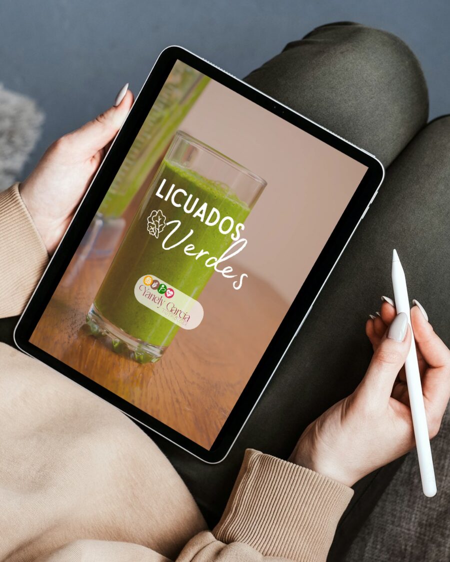 Portada del ebook Recetario "Licuados verdes" de Yanely García